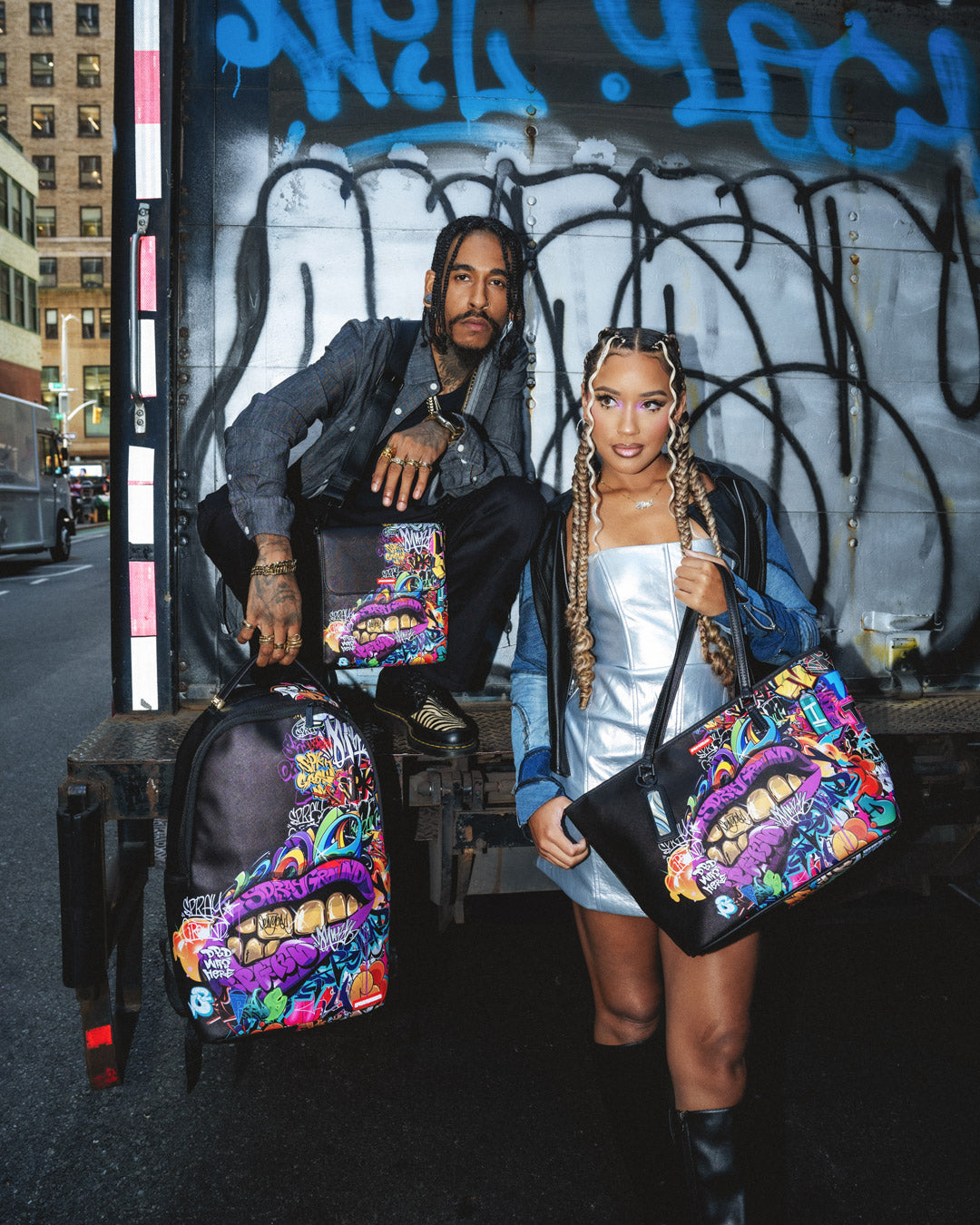 HALF GRAF LIPS MESSENGER BAG